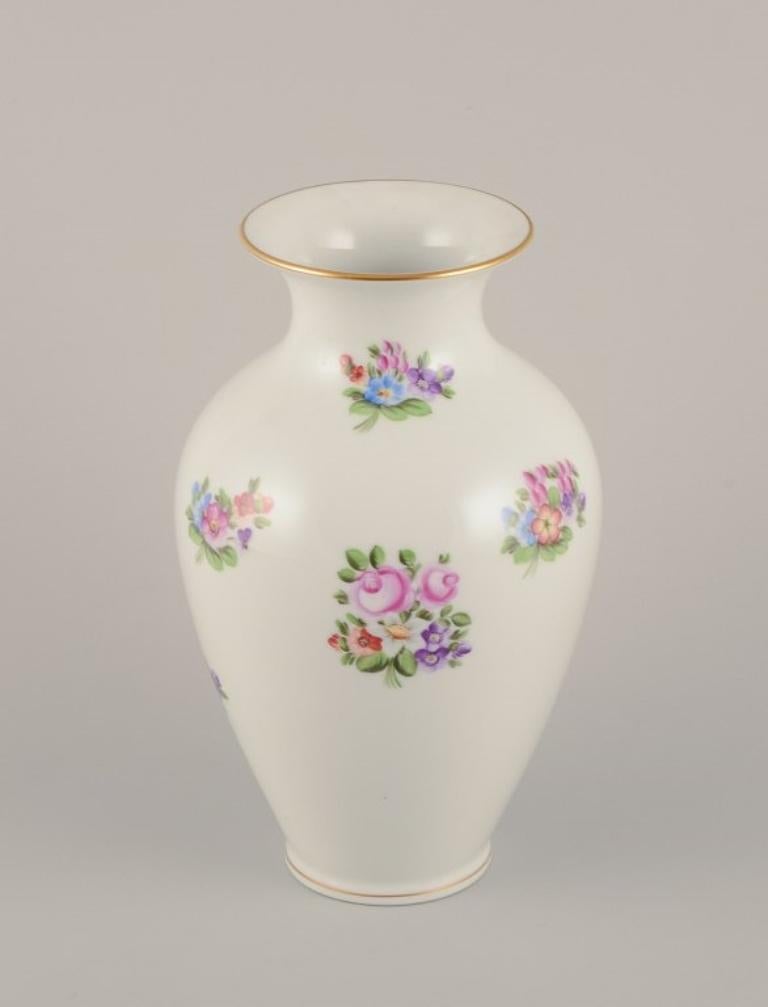 Herend, Ungarn. Große Vase aus Porzellan, handbemalt mit Blumenmotiven (Ungarisch) im Angebot