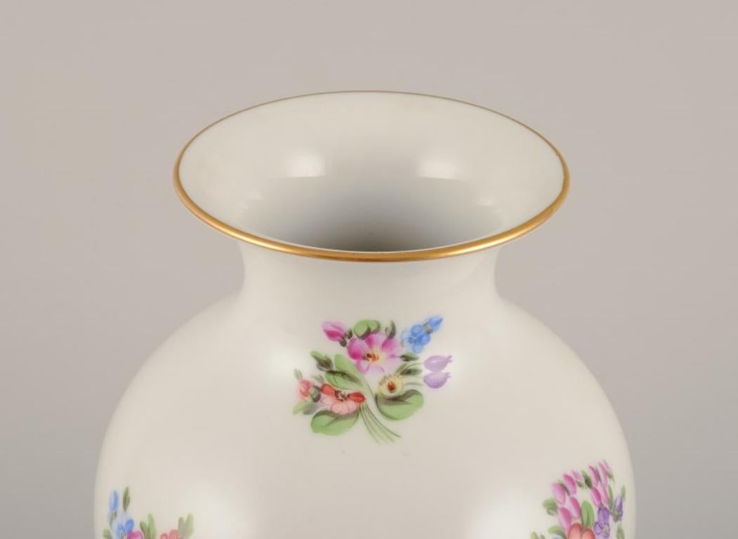 Herend, Hungary. Large porcelain vase hand-painted with flower motifs In Excellent Condition For Sale In Copenhagen, DK