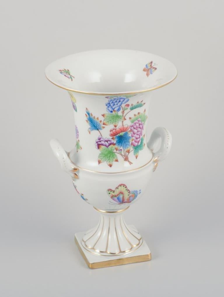 Herend, Ungheria. Grande vaso in porcellana con manici. Dipinto a mano con motivi floreali e farfalle.
1947.
Contrassegnato.
Condizioni perfette.
Dimensioni: H. H. 24,0 cm. x P. 15,5 cm.