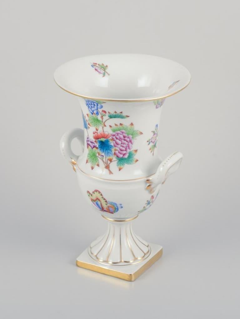 Ungherese Herend, Ungheria. Grande vaso in porcellana con manici. Con motivi floreali in vendita