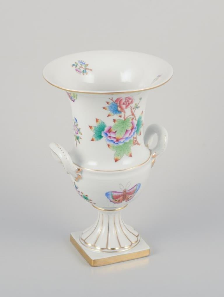 Dipinto a mano Herend, Ungheria. Grande vaso in porcellana con manici. Con motivi floreali in vendita