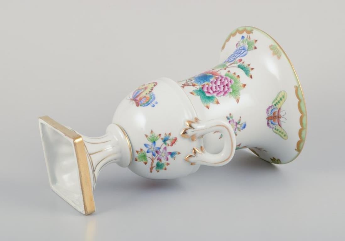 Porcellana Herend, Ungheria. Grande vaso in porcellana con manici. Con motivi floreali in vendita