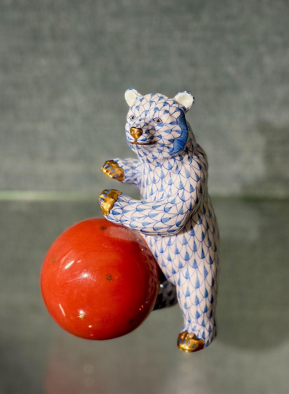 Coloratissimo set di quattro statuette in porcellana dipinte a mano che raffigurano diversi tipi di animali: un elefante, un gorilla, una scimmia e un orso da circo. Realizzati da Herend in Ungheria, sono tutti decorati con l'iconico motivo a squame