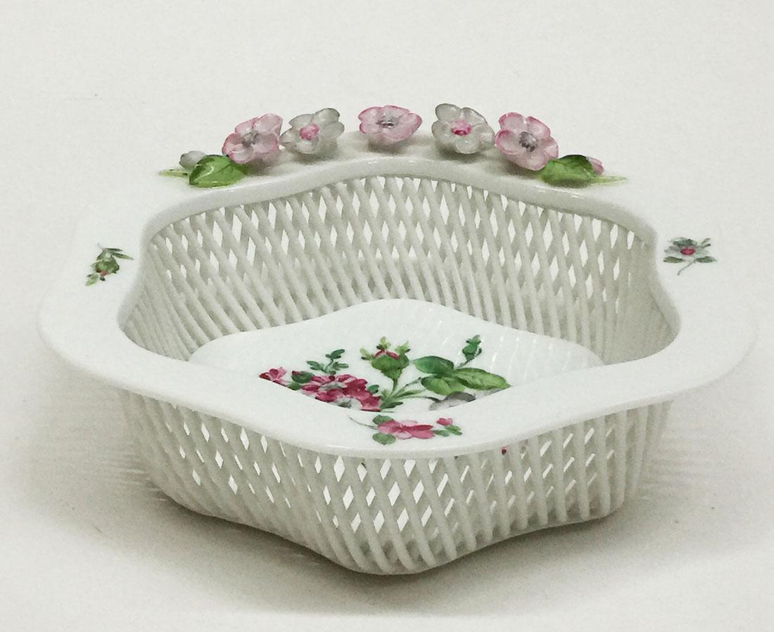 Herend Hungary porcelain basket

Open weave porcelain basket with hand painted floral decor and 5 flowers on the edge
Numbered with 7385-0-00/GRB

The basket is 15 cm diagonal and 5 cm high.