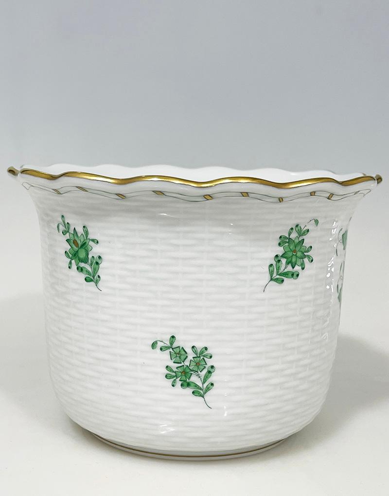 Herend Ungarn Porzellan „Chinesischer Blumenstrauß Apponyi Grün“ Übertöpfer

Herend Ungarn Porzellan mit Apponyi grün und Korbflechtmuster
Gekennzeichnet mit der Marke von Herend auf dem Boden 7303/AV (Apponyi Vert)
1960-1970
Maße: 15,5 cm diagonal