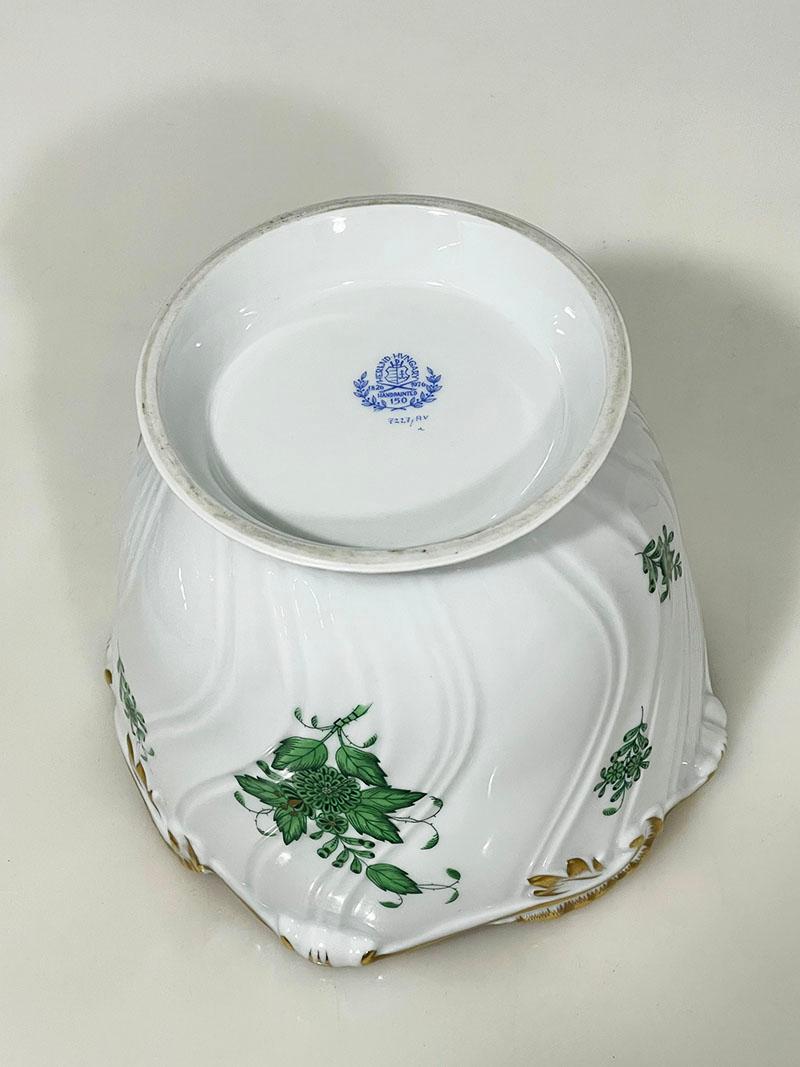Herend Ungarn Porzellan „Chinesischer Blumenstrauß Apponyi Grün“ Übertöpfer (20. Jahrhundert) im Angebot