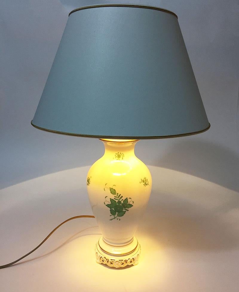 Lampe de bureau Herend Hongrie en porcelaine Bouquet Chinois Apponyi Green Bon état - En vente à Delft, NL