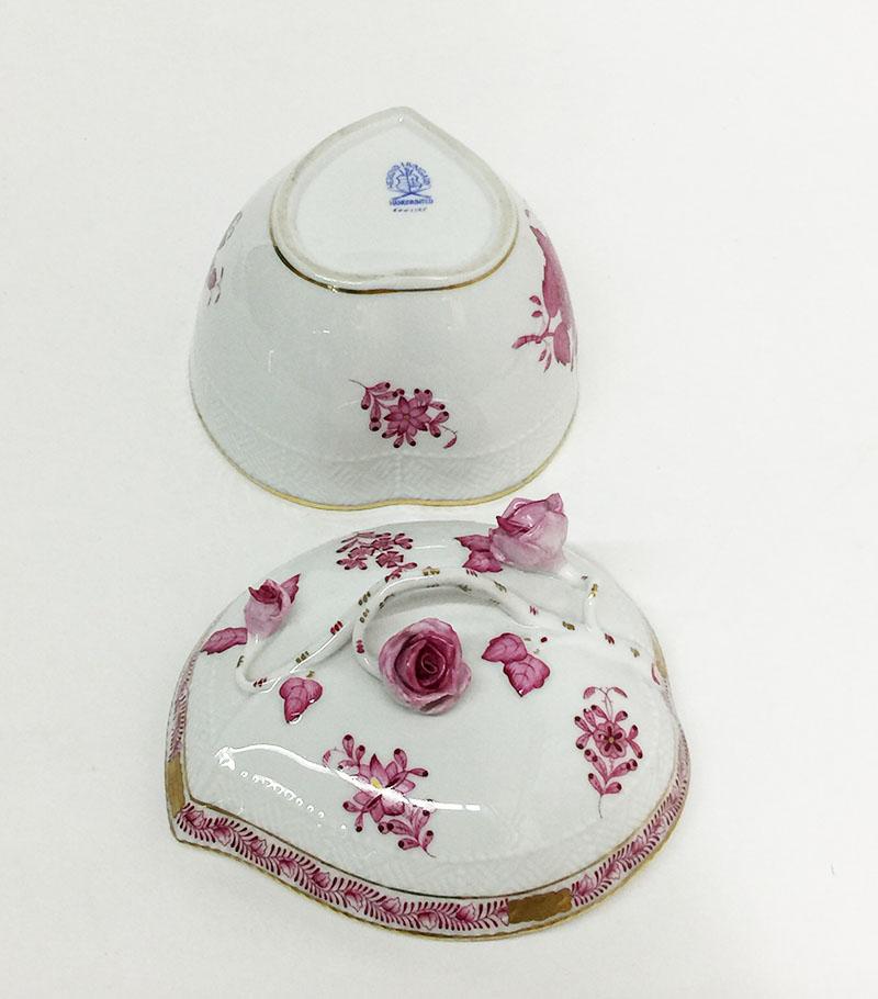 Boîte, plat et assiette à gâteau chinois en porcelaine Herend Hongrie Bouquet Raspberry Bon état - En vente à Delft, NL