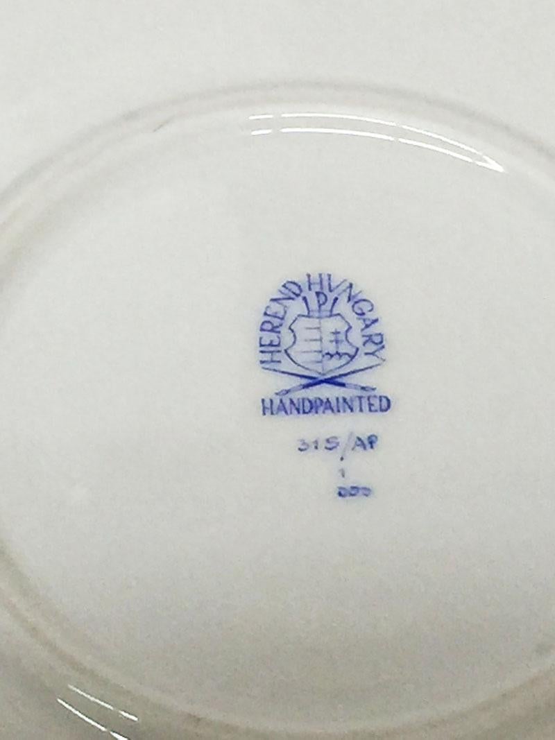 Peint à la main Plateau rond et petites assiettes en porcelaine de Hongrie « Bouquet de framboises chinois » Herend en vente