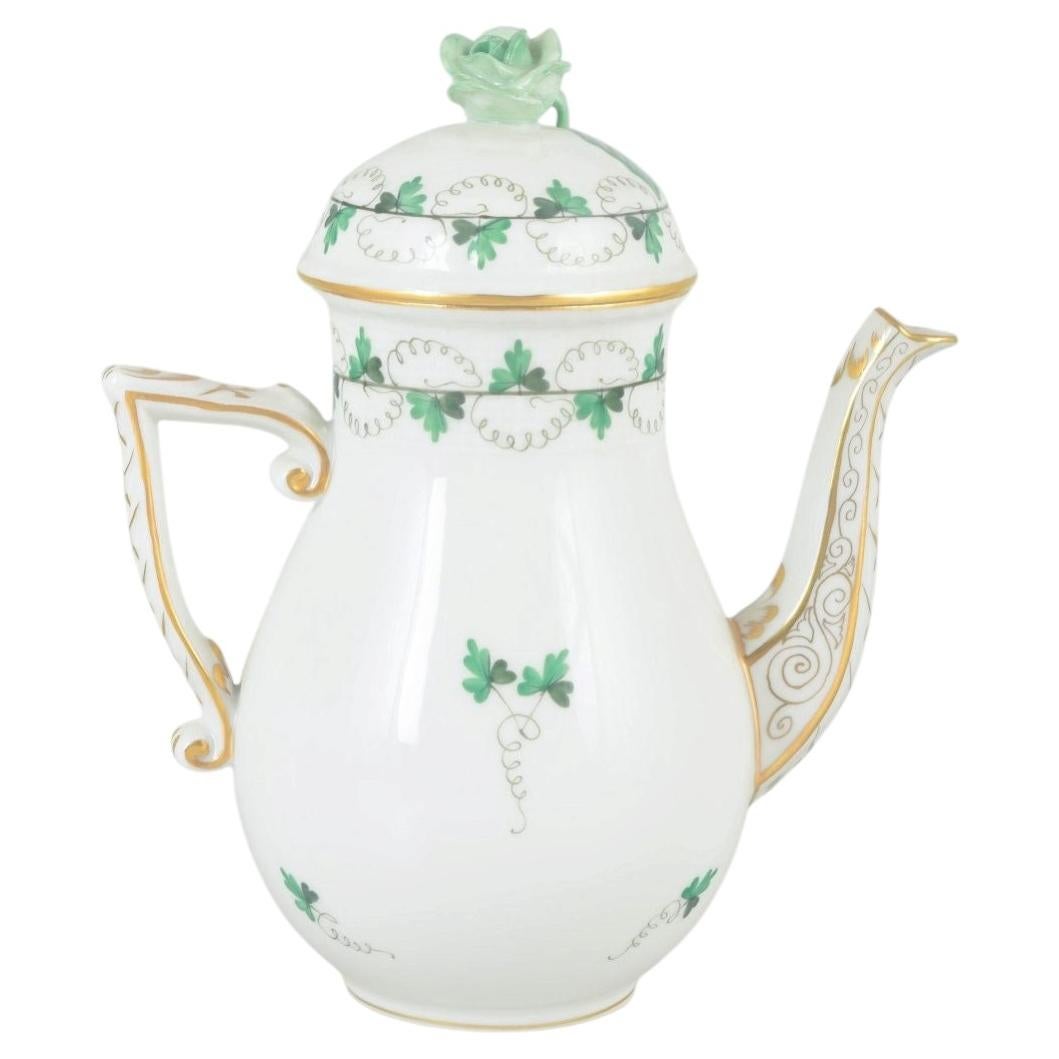 Herend, Hungary. Porcelain coffee pot with lid and green leaf decoration. For Sale