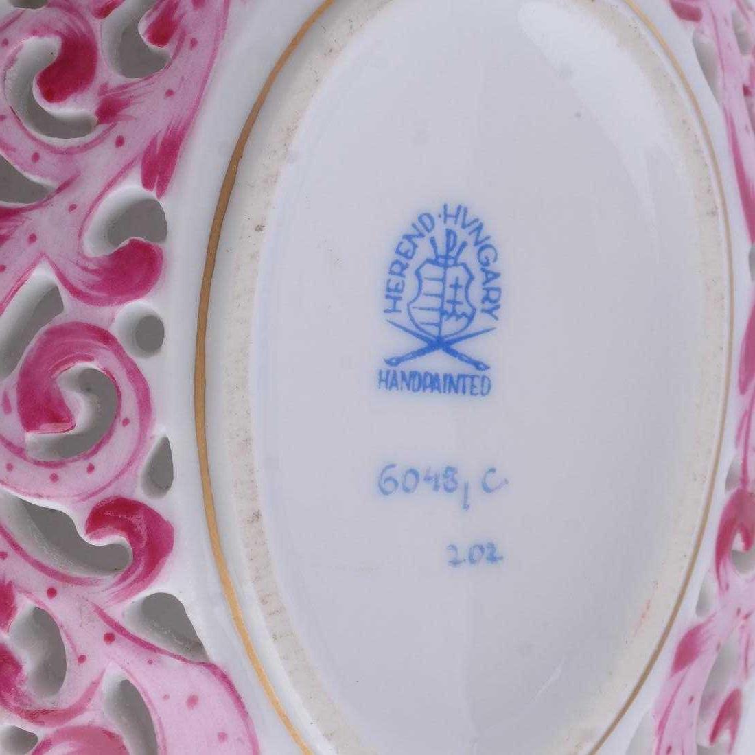 Hongrois Boîte en porcelaine Herend Hongrie peinte à la main à motifs floraux dorés en forme d'œuf percé en vente