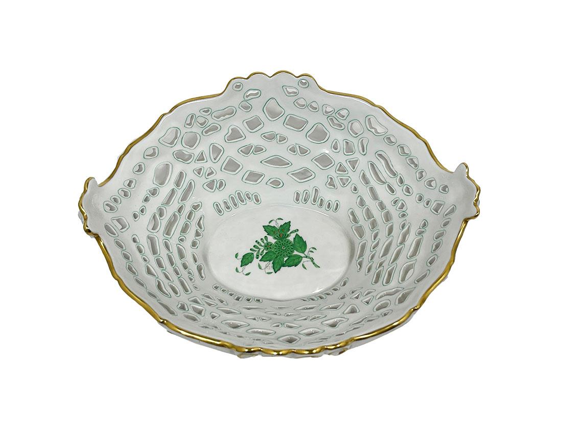Herend Ungarn Porzellan durchbrochener Korb mit grünem Apponyi-Muster

Herend Ungarn Porzellan durchbrochener Korb mit Apponyi Grün Muster. Durchbrochener Porzellankorb, umgeben von grünen Kreisen und außen mit Rocaille-Locken mit Goldfarbe und