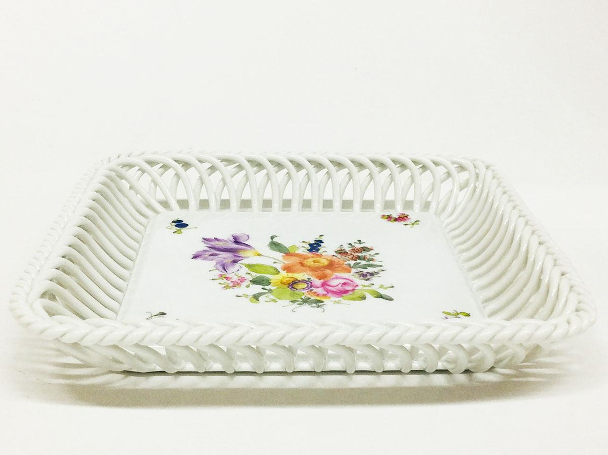 Herend Hungary porcelain basket

Open weave porcelain square basket with hand painted floral decor in the Printemps pattern
Numbered with 7374/BHR

The basket is 18 cm square and 3 cm high.