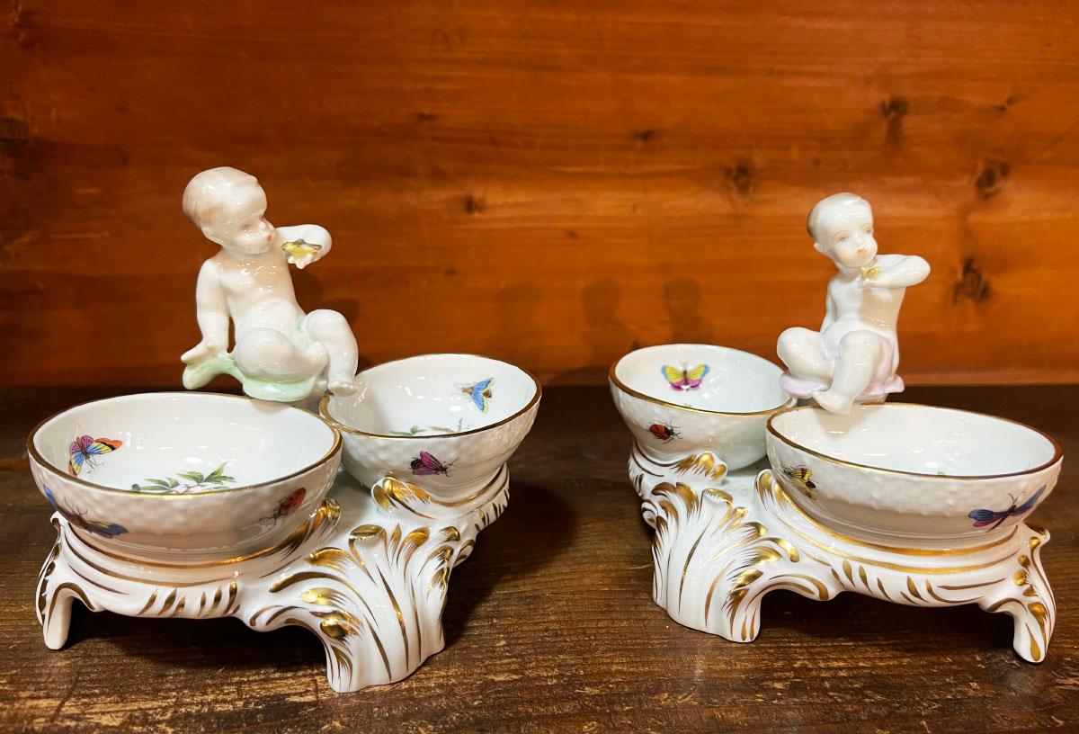 Cantinette di sale in porcellana Herend Hungary, Rotschild

Due saliere in porcellana di Herend Ungheria con il motivo Rotschild. Marcato sul fondo, 1960-1980 circa, con il numero 236/RO (RO per Rotschild). Le cantine del sale con due ragazzi seduti