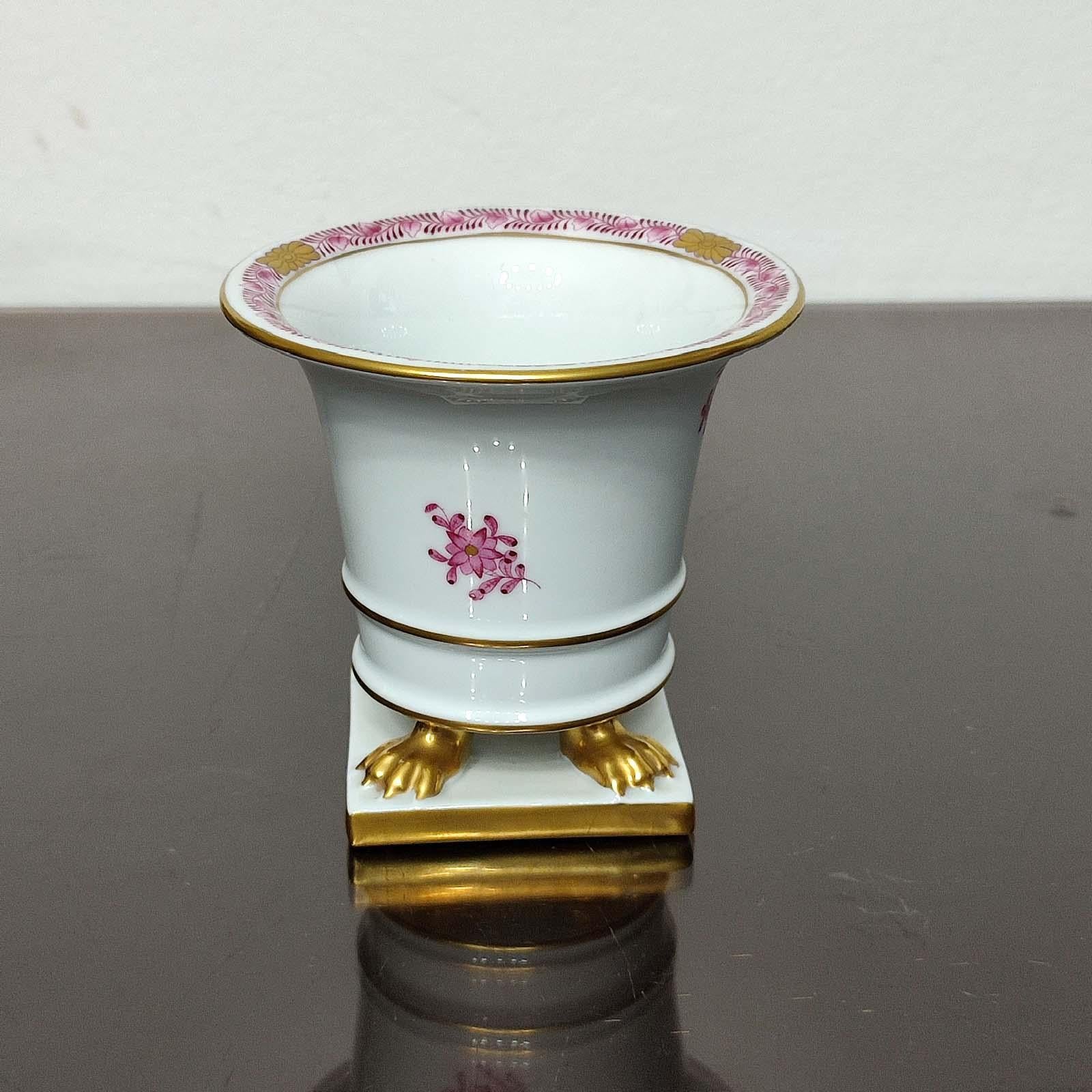 Herend Hungary Porcelain Small Cache Pot Chinese Bouquet Raspberry, Claw Footed In Excellent Condition In Bochum, NRW
