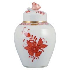 Herend, Hongrie. Vase de style urne en porcelaine avec couvercle.