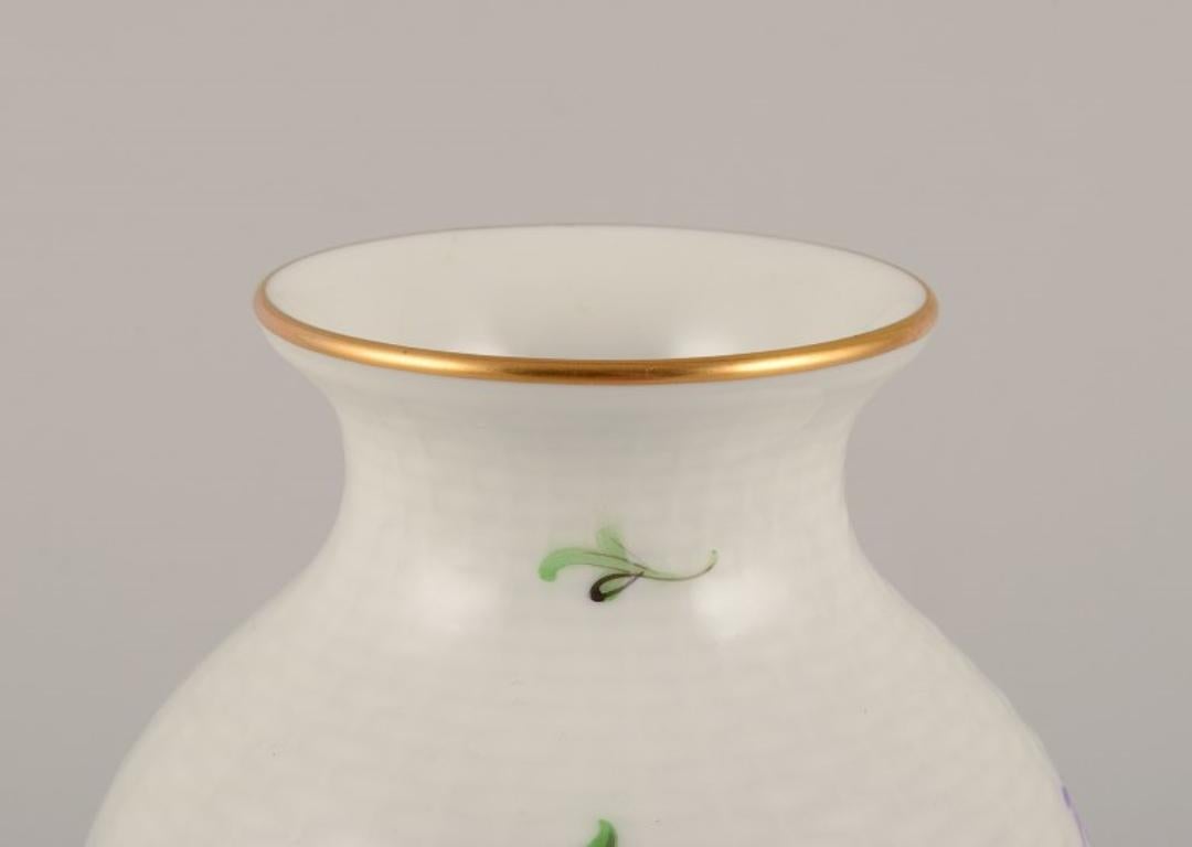 Herend, Ungheria. Vaso in porcellana dipinto a mano con motivi floreali policromi In condizioni ottime in vendita a Copenhagen, DK