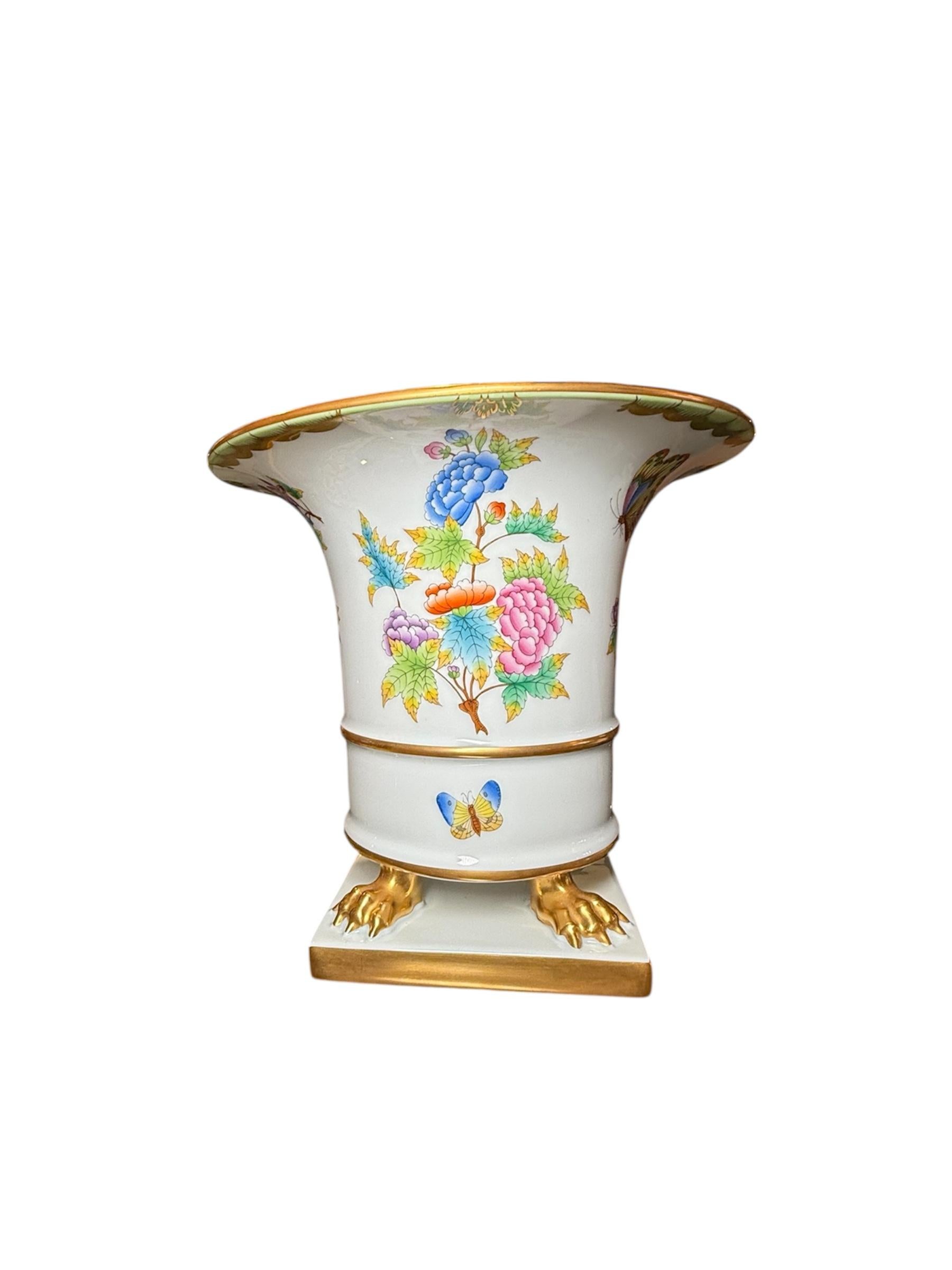 Herend Hungary Queen Victoria Pattern Porcelain Vase In Good Condition For Sale In Guaynabo, PR