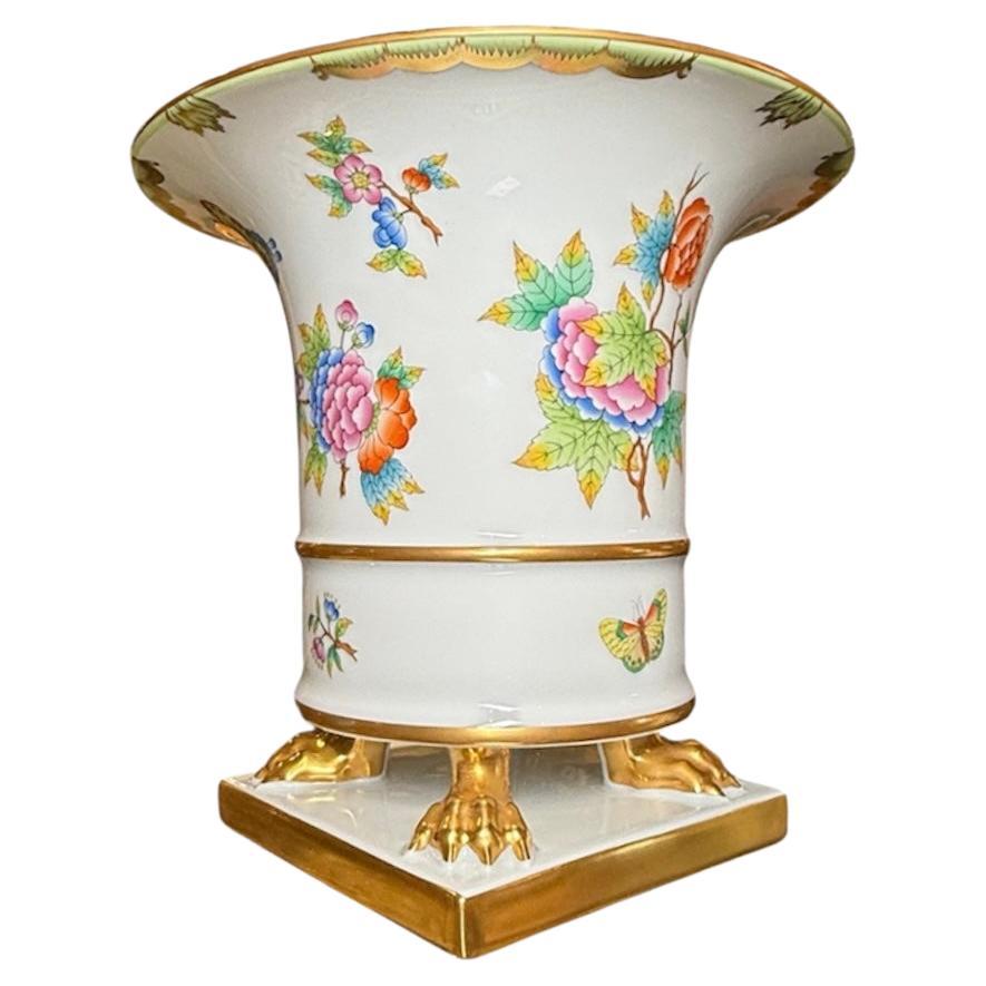 Vase en porcelaine à motif de la reine Victoria de Herend Hongrie