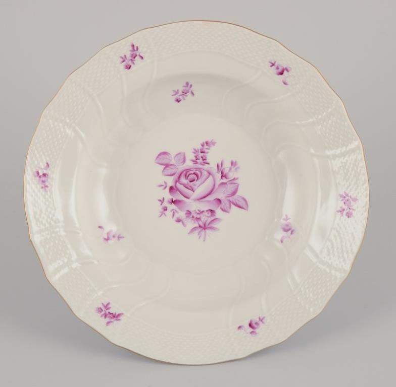 Herend, Hungría.
Un juego de seis platos hondos.
Pintada a mano con motivos florales morados. Borde dorado.
Mediados del siglo XX.
Marcado.
Perfecto estado.
Dimensiones: Diámetro 24,0 cm x Altura 4,6 cm.