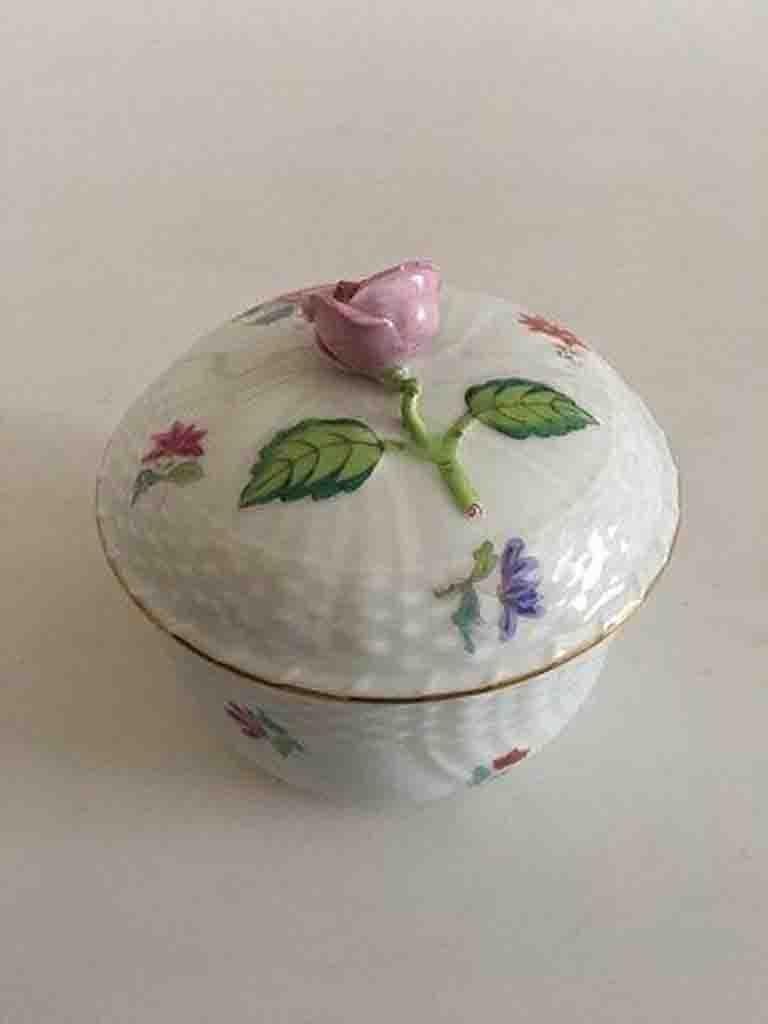 Herend Hungary sugar bowl, hand painted with flowers.

Measures 10,5cm.