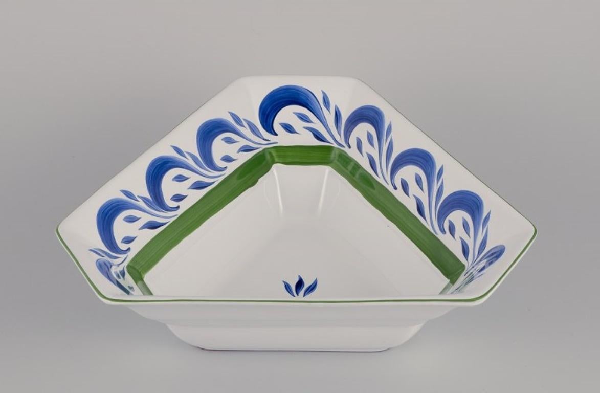 Herend, Hongrie. Deux grands bols à salade et un service à sel et poivre en céramique
Peint à la main.
Environ dans les années 1980.
Marqué.
En excellent état avec des signes normaux d'utilisation.
Dimensions du bol : Largeur 31,0 cm x Hauteur 9,5