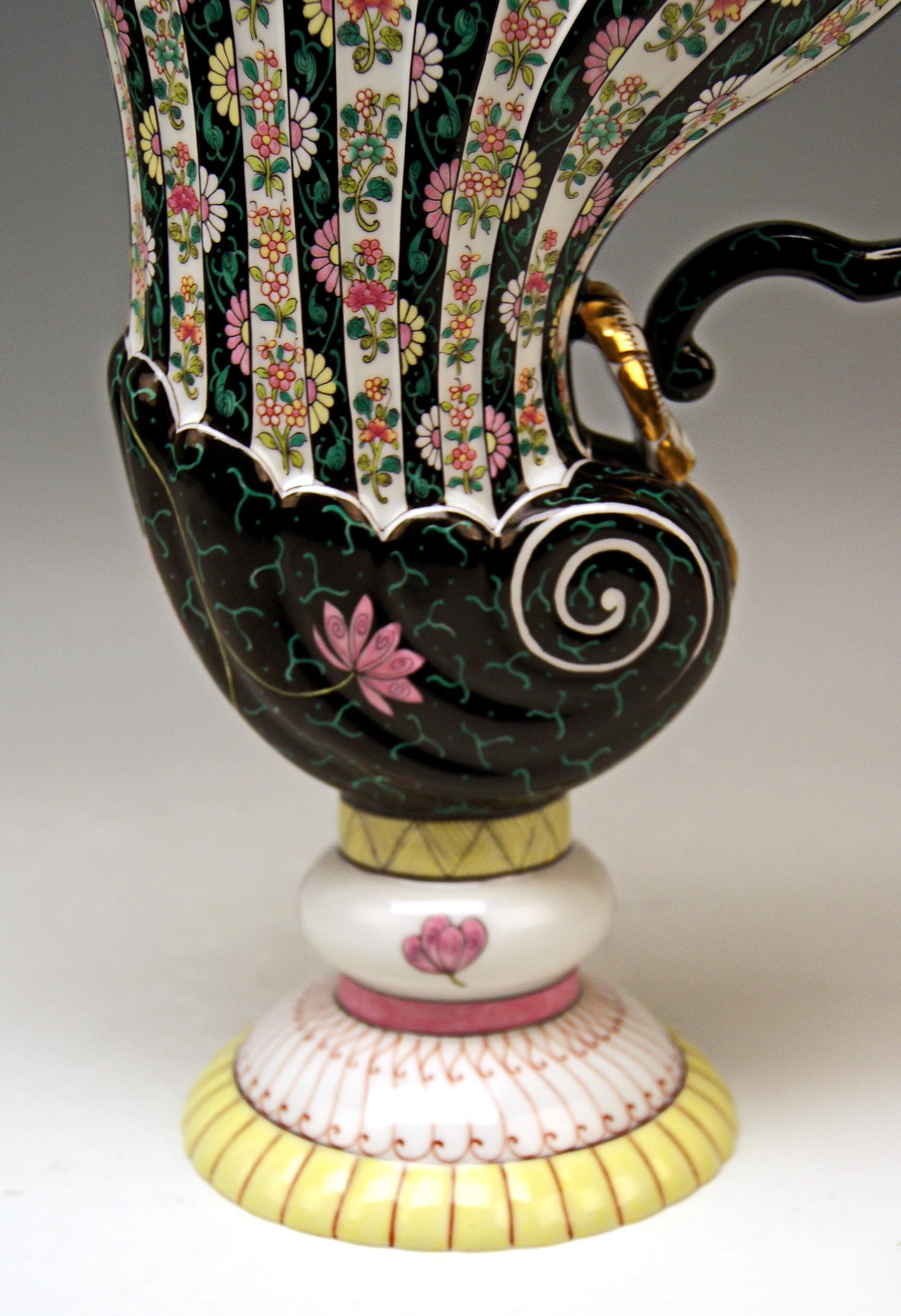 Mid-20th Century Large Herend Porcelain Jug in Nautilus Form, Decor SN Siang Noir, circa 1960