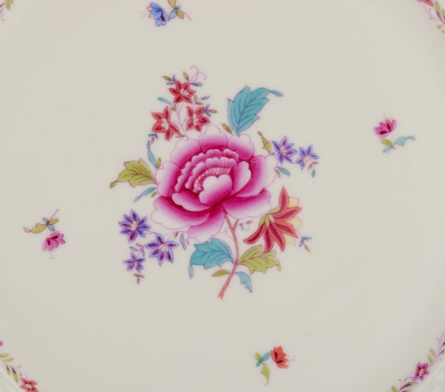Herend, gran plato redondo de porcelana.
Pintado a mano con motivos florales policromados.
Borde rosa.
Marcado y fechado en 1944.
Perfecto estado. Como nueva.
Dimensiones: Diámetro 32,0 cm. x Altura 3,0 cm.