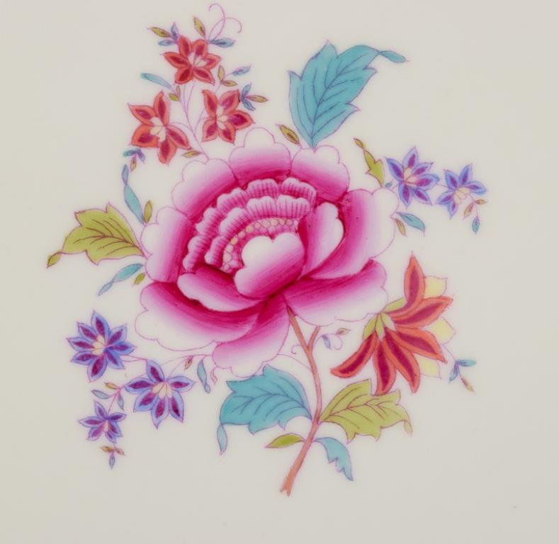 Herend, gran plato redondo de porcelana. Pintado a mano con motivos florales policromados. Húngaro en venta