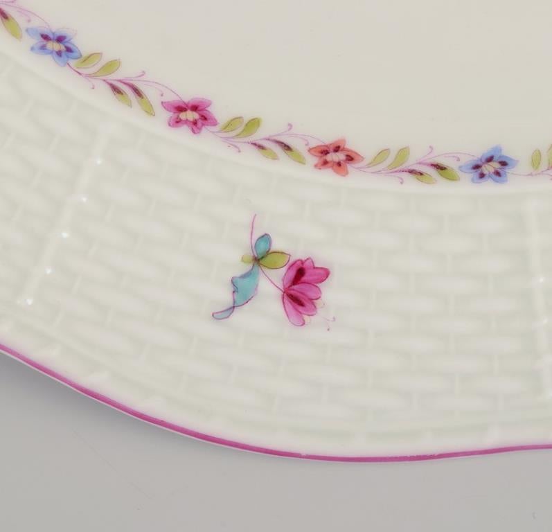 Herend, gran plato redondo de porcelana. Pintado a mano con motivos florales policromados. en Excelente estado para la venta en Copenhagen, DK