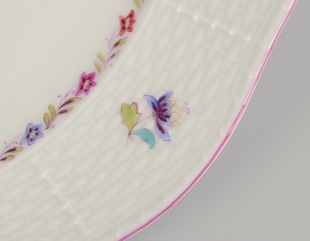 Herend, gran plato redondo de porcelana. Pintado a mano con motivos florales policromados. mediados del siglo XX en venta