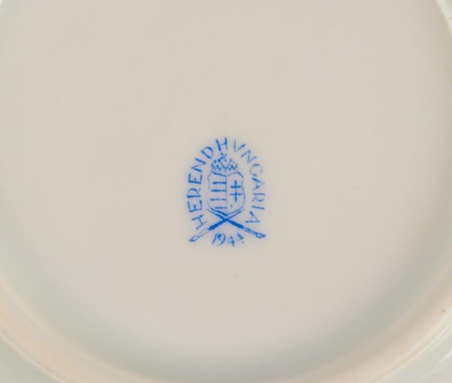 Herend, gran plato redondo de porcelana. Pintado a mano con motivos florales policromados. Porcelana en venta