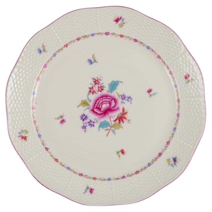 Herend, gran plato redondo de porcelana. Pintado a mano con motivos florales policromados. en venta