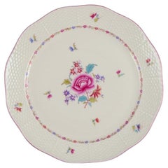 Herend, gran plato redondo de porcelana. Pintado a mano con motivos florales policromados.