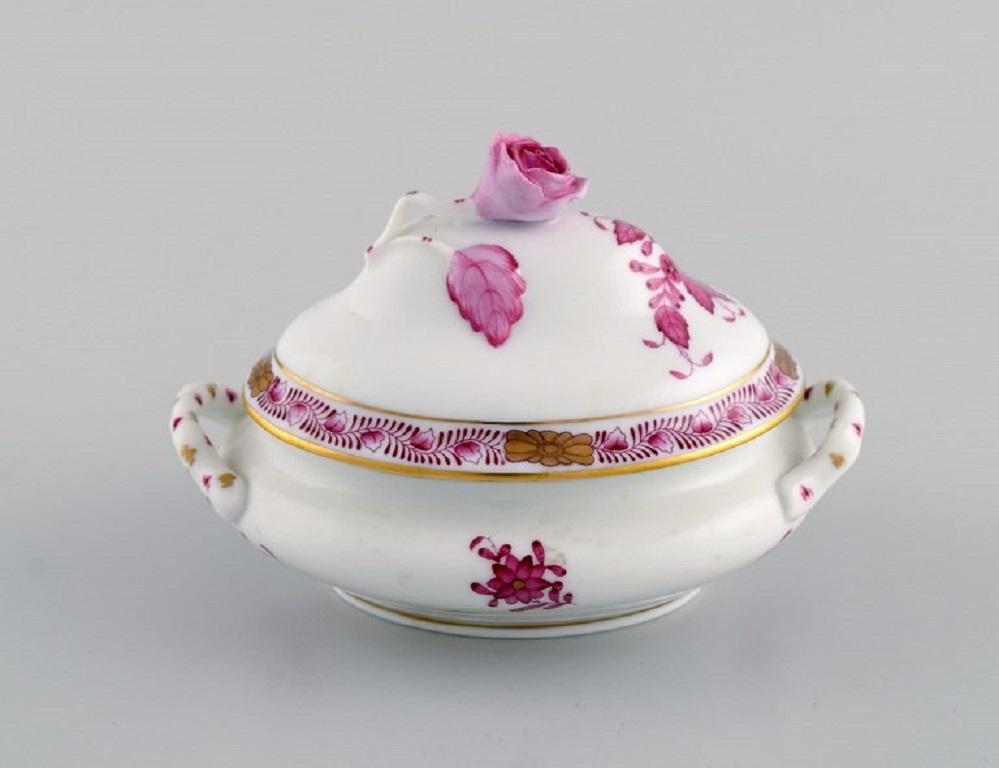 Hongrois Boîte à bijoux à couvercle Herend en porcelaine avec fleurs violettes peintes à la main en vente