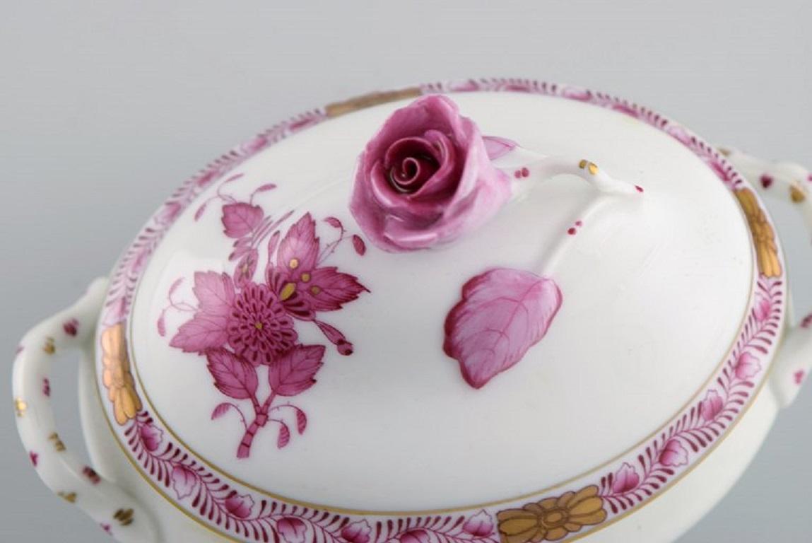 Boîte à bijoux à couvercle Herend en porcelaine avec fleurs violettes peintes à la main Excellent état - En vente à Copenhagen, DK