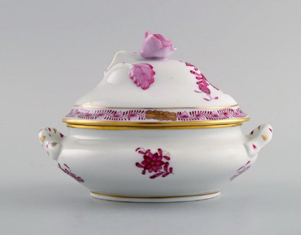 20ième siècle Boîte à bijoux à couvercle Herend en porcelaine avec fleurs violettes peintes à la main en vente
