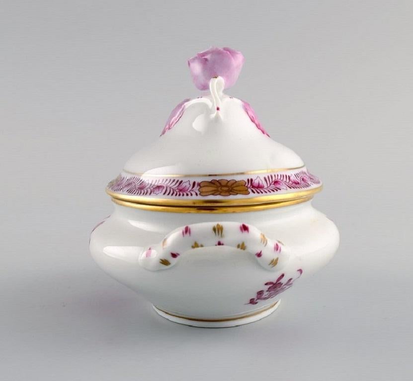 Herend Lidded Trinket Box in Porcelain with Hand-Painted Purple Flowers In Excellent Condition For Sale In Copenhagen, DK