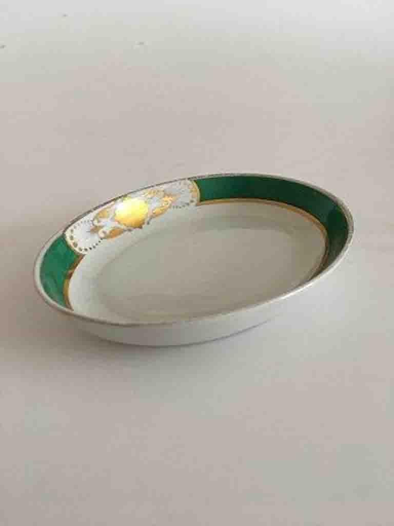 Herend oval small bowl for handsoap. 12 cm x 9.5 cm in whole condition. The gold on the edge has some wear to it.