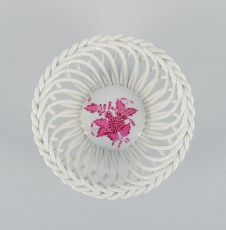 Herend pink Chinese Bouquet, two small bowls with wickerwork in hand-painted porcelain.
Largest measuring D 11.5 cm. x H 5.0 cm.
Mid-20th century.
In excellent condition.
Marked.