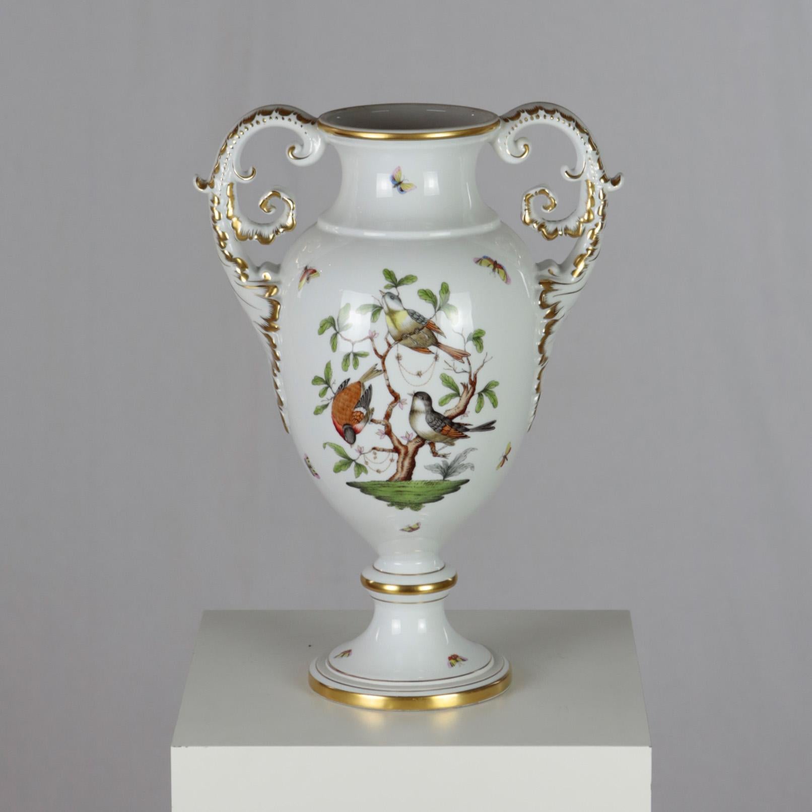 Beautiful and large amphora vase in white porcelain, partly gilded and hand painted, decor 