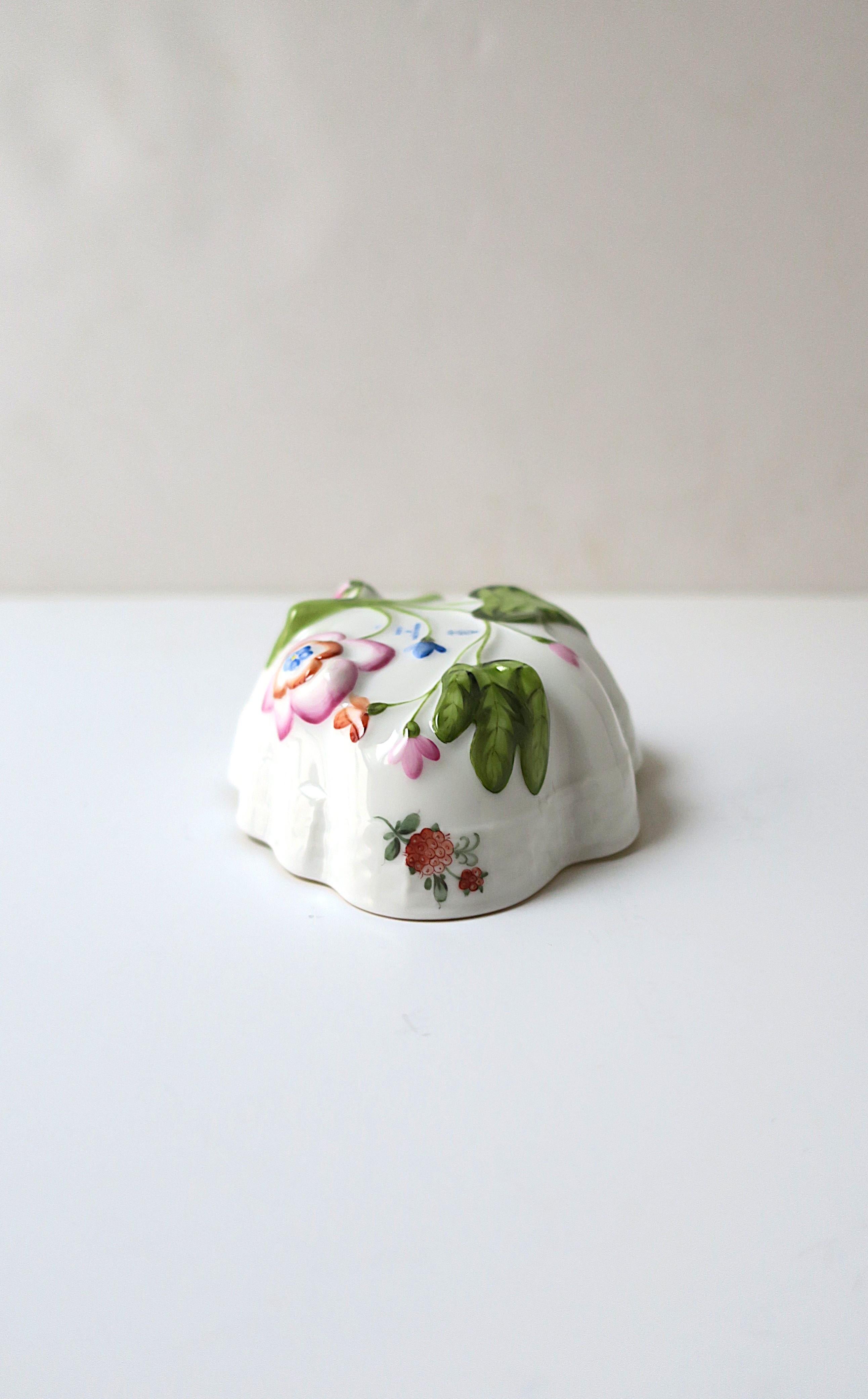 Bol en porcelaine de Herend en vente 7