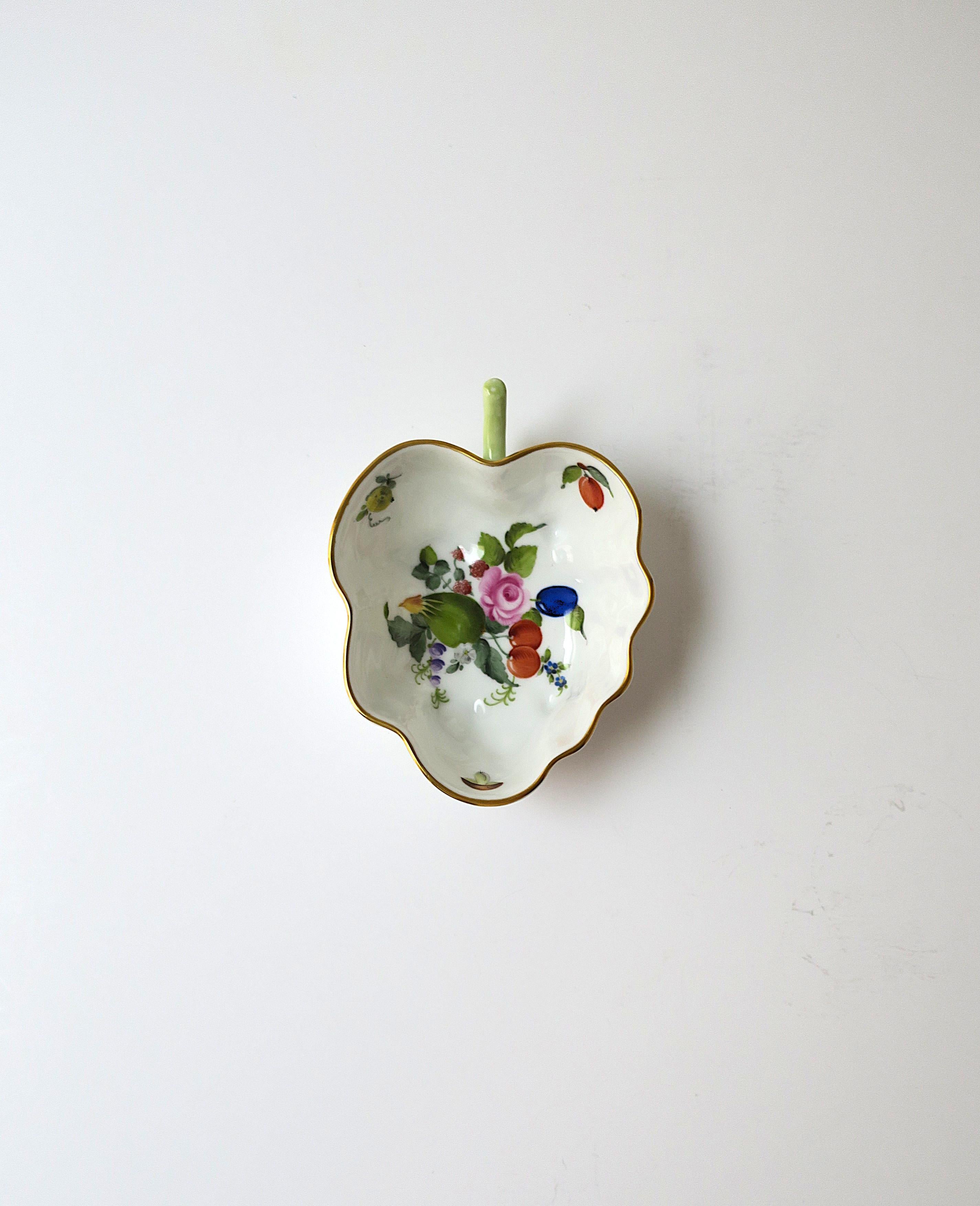 *Deux (2) bols sont disponibles, chacun vendu séparément, comme indiqué dans la liste. 

Magnifique bol en porcelaine dure hongroise en forme de feuille, peint à la main, de la maison de luxe Herand, 2001, Hongrie. Le bol est orné d'un magnifique