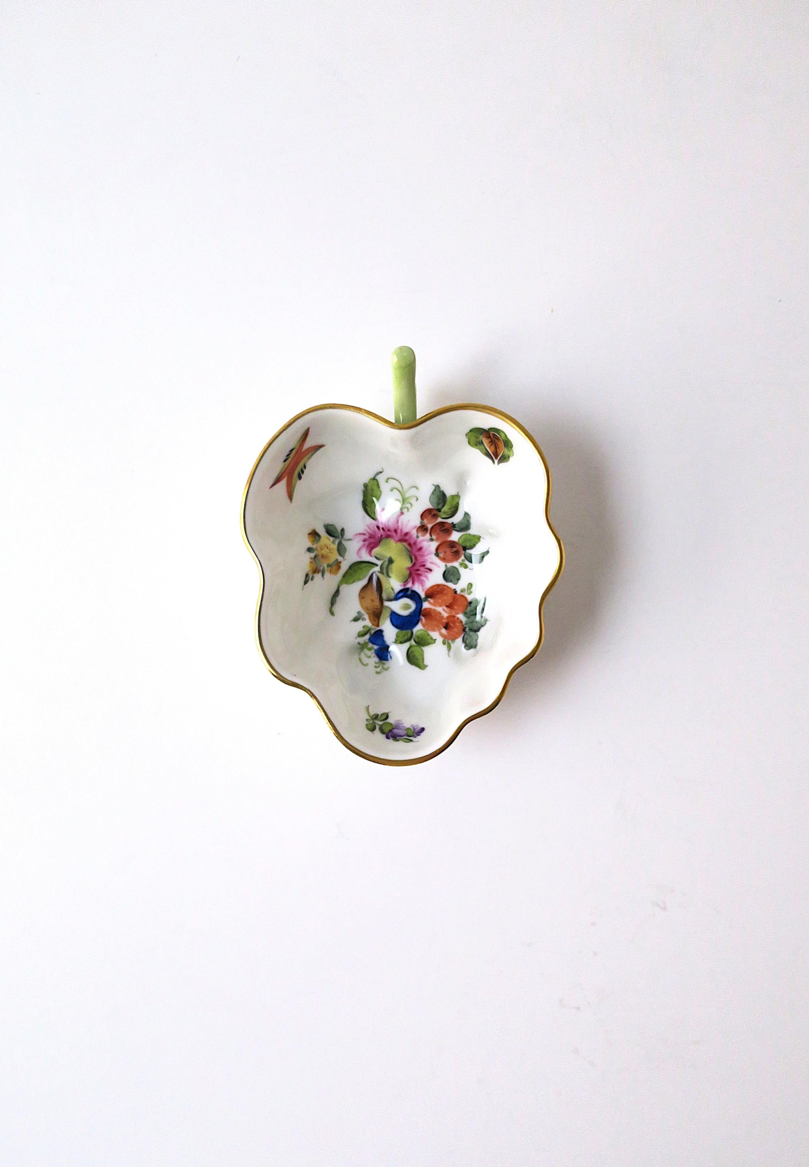 *Dos (2) cuencos disponibles, cada uno se vende por separado, según listado. 

Precioso cuenco húngaro de porcelana de pasta dura, con forma de hoja y pintado a mano, del fabricante de lujo Herand, 2001, Hungría. El cuenco tiene un bonito diseño