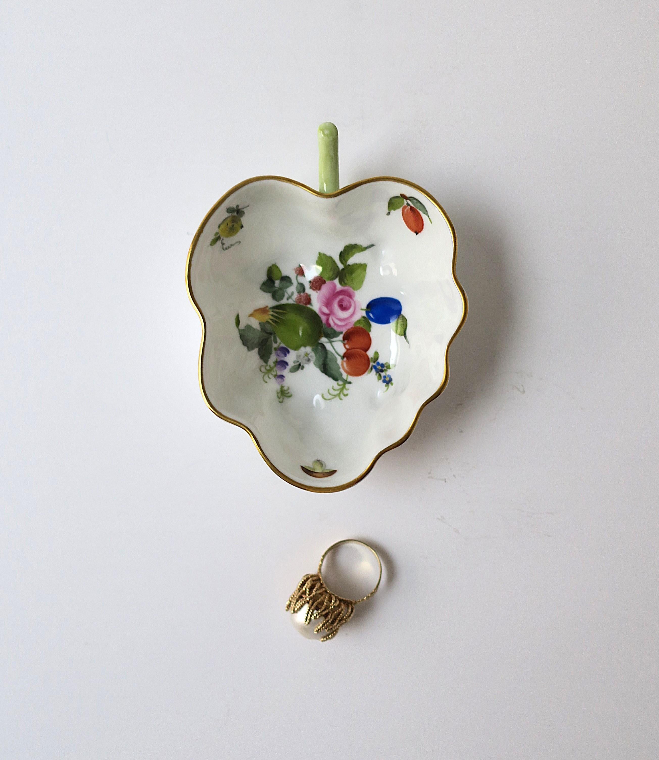 Peint à la main Bol en porcelaine de Herend en vente