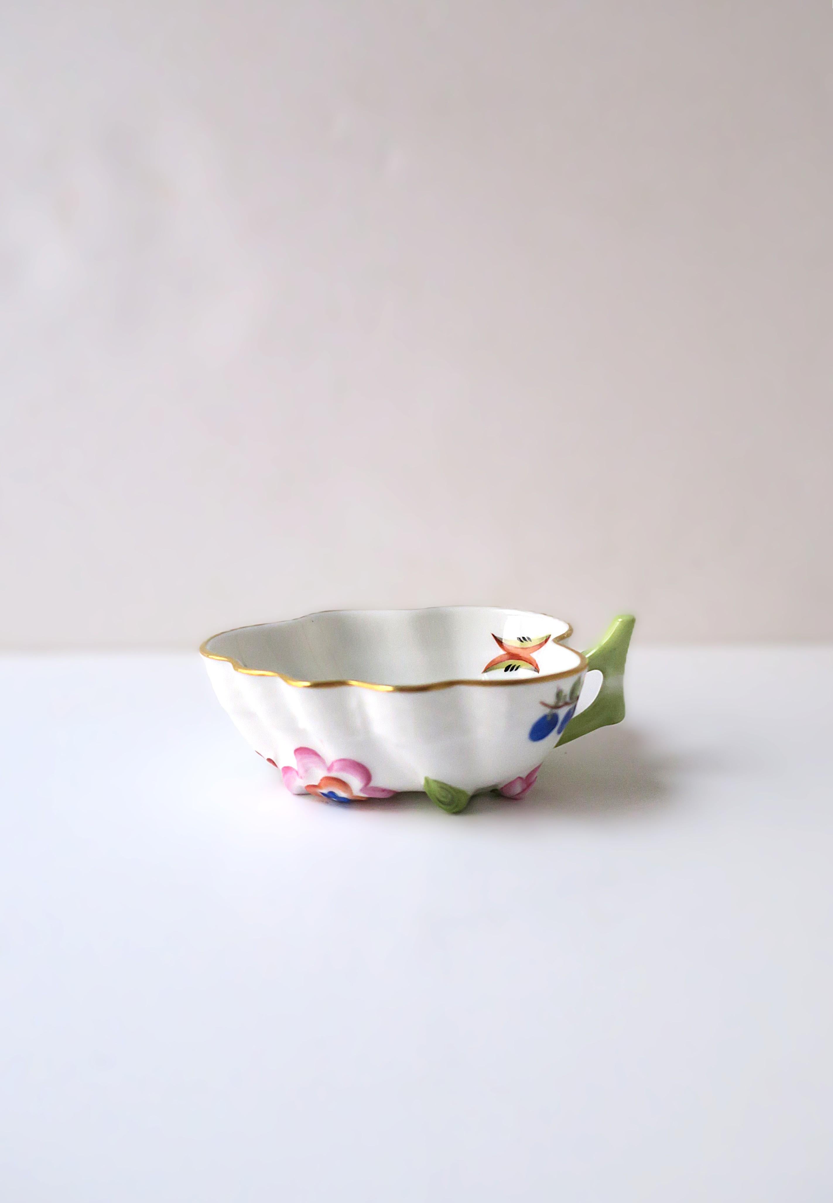 Cuenco de porcelana Herend Pintado a mano en venta
