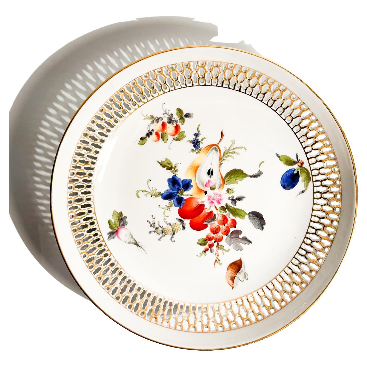 Hand-painted Herend porcelain bowl / centerpiece, with fruit motif, made in the 1960s

Ø 25 cm h 5 cm

Herend is a Hungarian manufacturing company specializing in luxury hand-painted and gilded porcelain . Founded in 1826, it is based in the town of