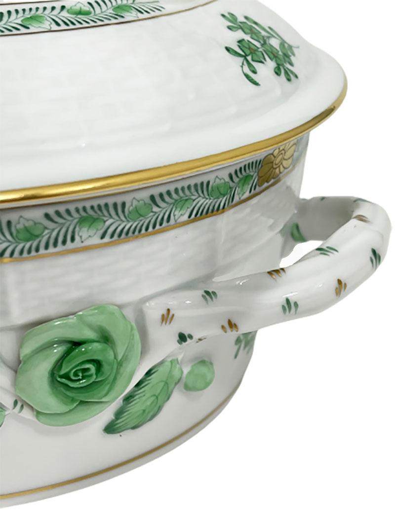 Hongrois Petite soupière avec poignées en porcelaine Herend « Bouquet chinois Apponyi Green » en vente