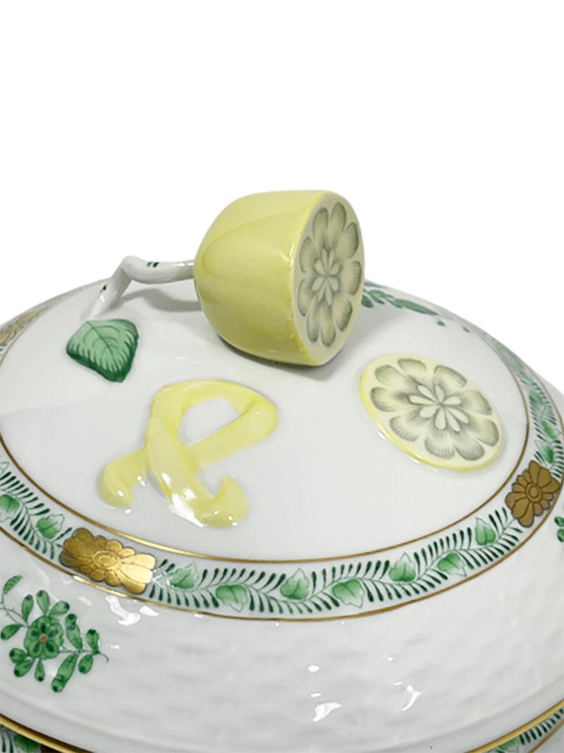 20ième siècle Petite soupière avec poignées en porcelaine Herend « Bouquet chinois Apponyi Green » en vente