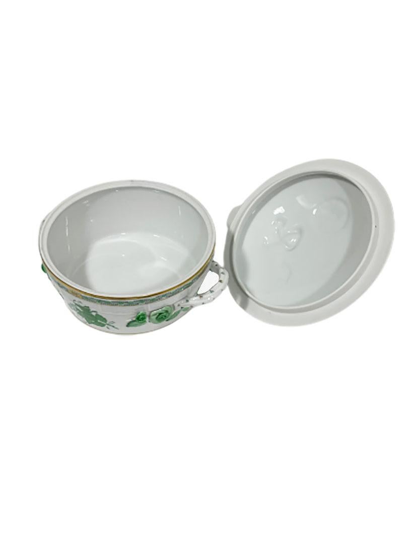 20ième siècle Petite soupière avec poignées en porcelaine Herend « Bouquet chinois Apponyi Green » en vente